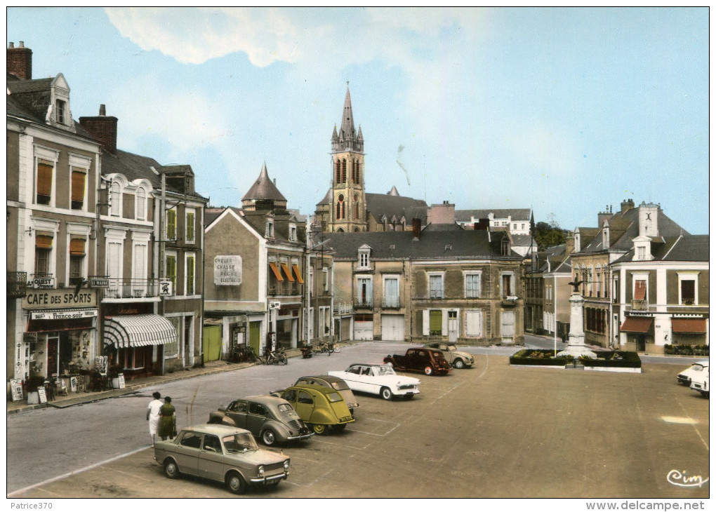 SILLE LE GUILLAUME - Place De La République Beau Plan Sur Les Véhicules Dont 2CV DS Citroën - Sille Le Guillaume