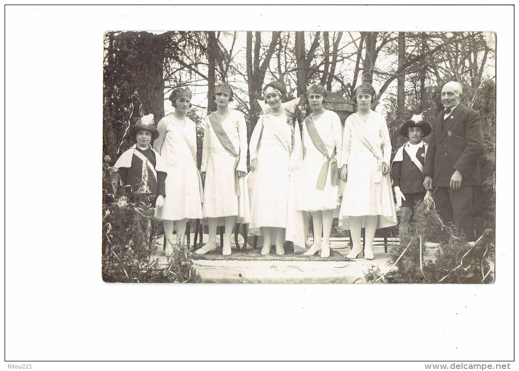 CARTE PHOTO - Jeunes Filles En Costume Grande Robe  - Reine - Ruban - Homme Garçon Costume Chapeau - Manifestazioni