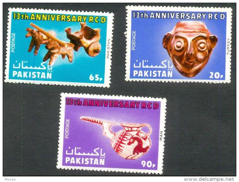 RCD ANNIVERSARY, JOINT ISSUE W/ I R A N AND TURKEY, ART, MNH 1977 - Pakistan