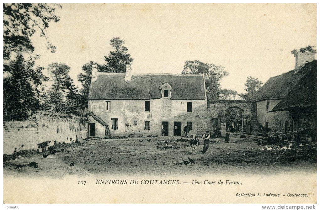 CPA 50 Environs De COUTANCES Une Cour De Ferme Animée - Coutances