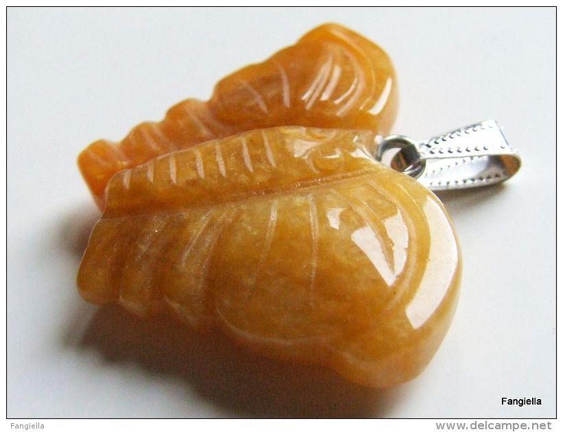 Pendentif Papillon Sculpté En Aventurine Jaune Orangé Pierre Semi-précieuse Naturelle  Un Joli Travail Sur Ce Pendentif - Parels