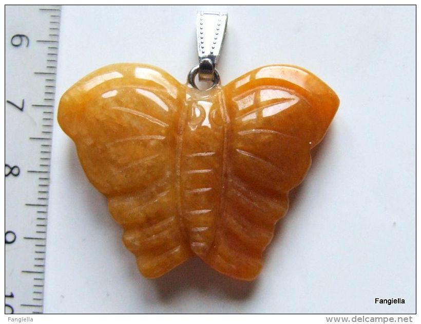 Pendentif Papillon Sculpté En Aventurine Jaune Orangé Pierre Semi-précieuse Naturelle  Un Joli Travail Sur Ce Pendentif - Perles