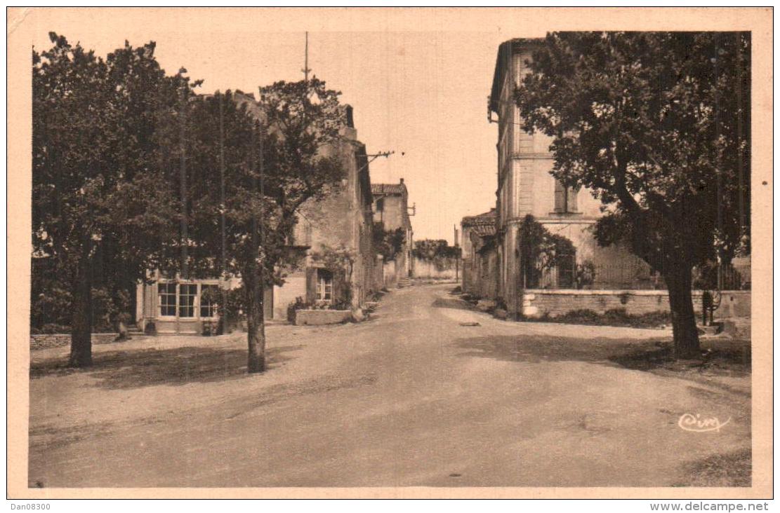 84 GORDES PLACE DU CHATEAU ET ROUTE DE MURS CIRCULEE 1947 - Gordes