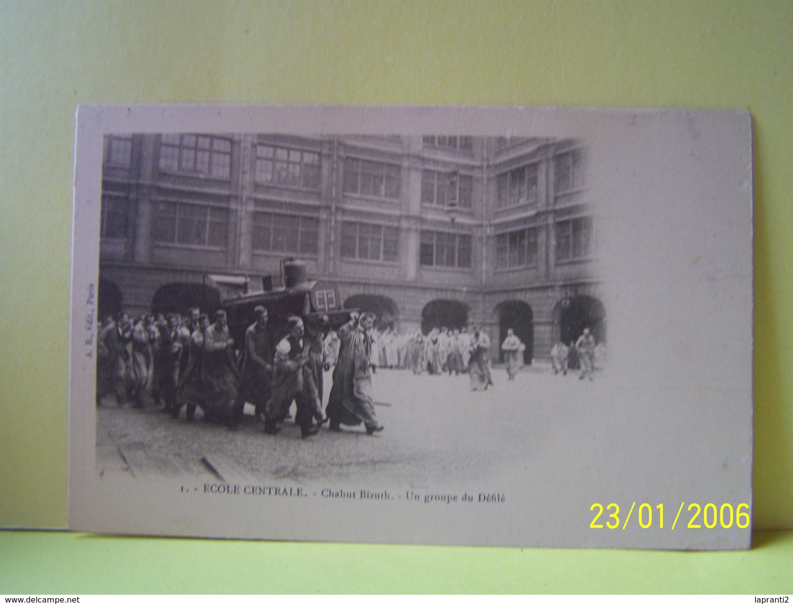 PARIS (3°ARRONDISSEMENT)  ECOLE CENTRALE. CHAHUT BIZUTH. UN GROUPE DE DEFILE. - Arrondissement: 03