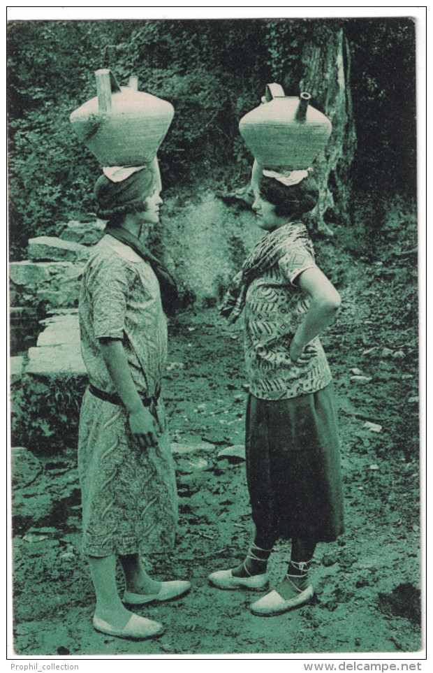 Pyrenees Atlantiques 64 - PAYS BASQUE Causette à La Fontaine Entre 2 Femmes Porteuses D'eau Cruches Bearnaises - Autres & Non Classés