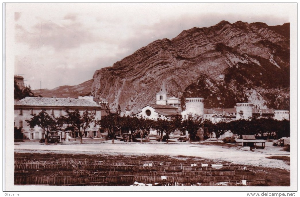 04 - Sisteron - Les Tours -  La Cathedrale  ( Carte Glacée ) - Sisteron