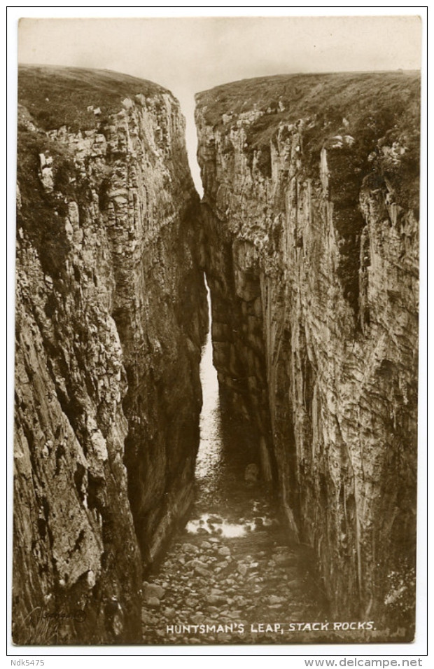 STACK ROCKS : HUNTSMAN'S LEAP - Pembrokeshire