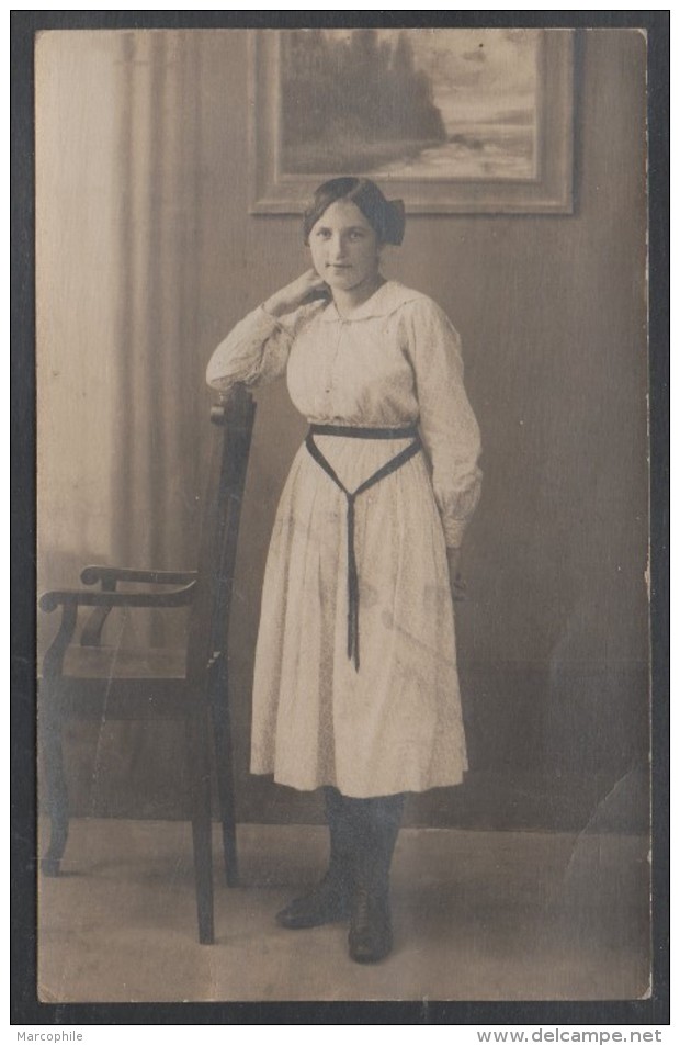 SARRE UNION / 1920 VRAIE CARTE PHOTO - JEUNE FEMME (ref CP551) - Sarre-Union