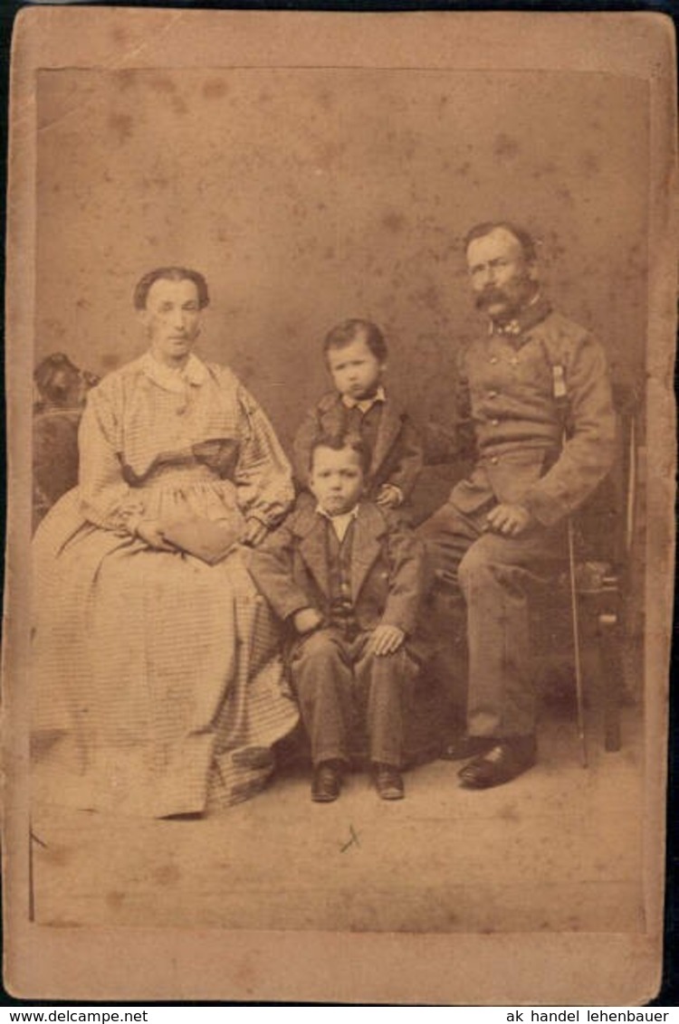 411562,CDV Familienportrait Soldat Uniform S&auml;bel - Alte (vor 1900)