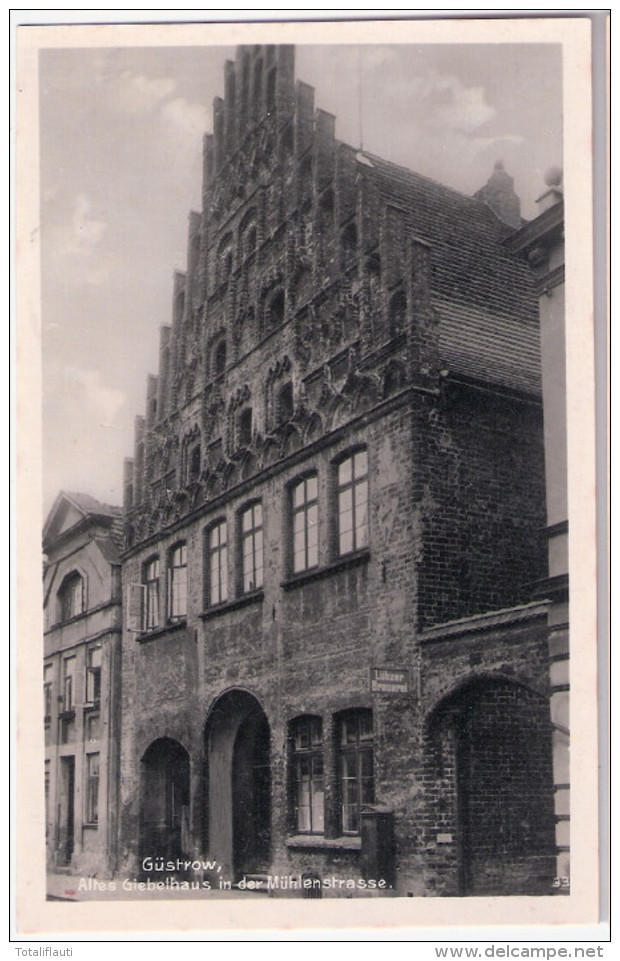 GÜSTROW Altes Giebelhaus In Der Mühlenstraße Schild Lübzer Brauerei Rechts Am Tor Ungelaufen - Guestrow