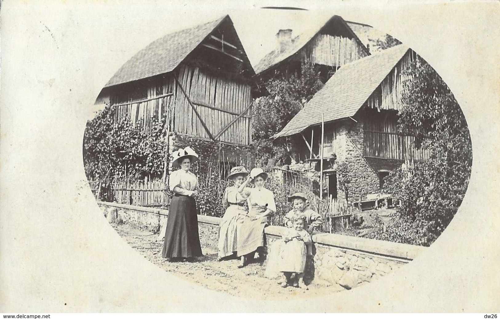 Groupe De Femmes Et Enfant Dans Un Village Rhône-Alpes En 1909, à Identifier - Signé Et. Favier - To Identify