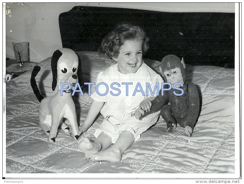 53570 REAL PHOTO GIRL WITH DOG AND MONKEY TOY 11.5 X 8.5 CM NO POSTAL POSTCARD - Ohne Zuordnung