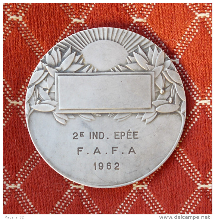 Médaille Militaire En Bronze. Décoration. FLEURET . EPEE. FAFA 1962 - France