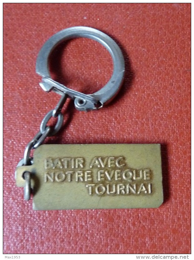 PORTE-CLEF - BÂTIR AVEC NOTRE EVEQUE TOURNAI - Trèfle à Quatre Feuilles - Métal - - Porte-clefs