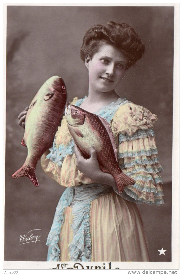 4349. CPA FANTAISIE. 1er AVRIL. JEUNE FEMME ET POISSONS - 1er Avril - Poisson D'avril