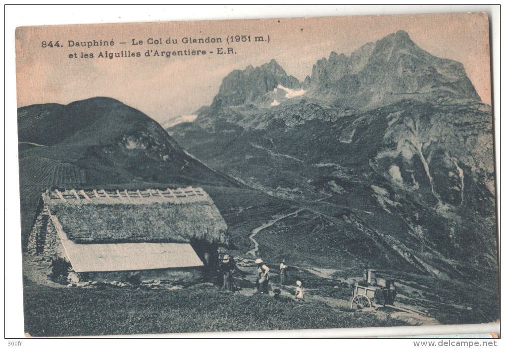 CP Dauphiné Le Col Du Glandon Et Aiguilles D'Argentiere (38 ISERE) Animée Femmes Enfants  Refuge Charrette Puit - Autres & Non Classés