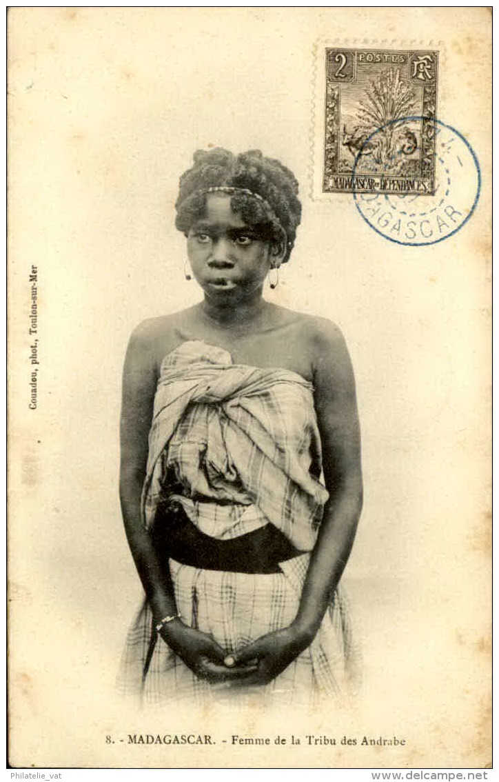MADAGASCAR - Femme De La Tribu Des Andrabe - Thèmatique Coiffeur - A Voir - P20265 - Madagascar