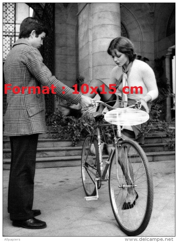 Reproduction D'une Photographie D'un Jeune Homme Aidant Une Jeune Femme En Bas à Monter Sur Une Bicyclette - Autres & Non Classés