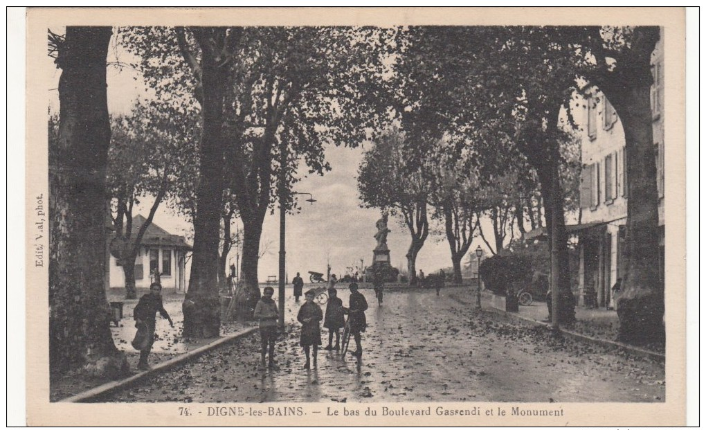 Digne Les Bains Le Bas Du Boulevard Gassendi Et Le Monument N°74 Peu Courante - Digne