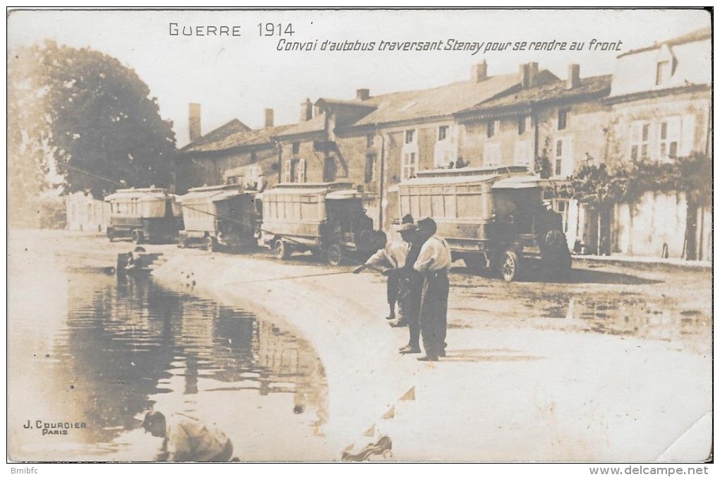 Carte -photo : GUERRE 1914 - Convoi D'autobus Traversant Stenay Pour Se Rendre Au Front - Stenay