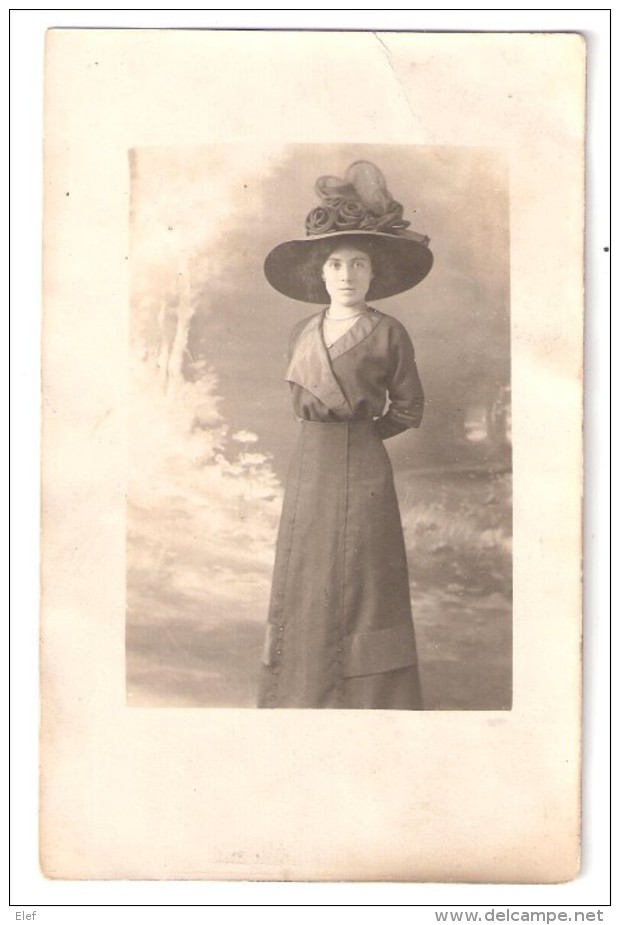 Portrait De Jeune Femme En Robe  Et Chapeau :au Verso " Marthe REALI , Agée De 19 Ans , Juillet 1911", TB - Genealogía