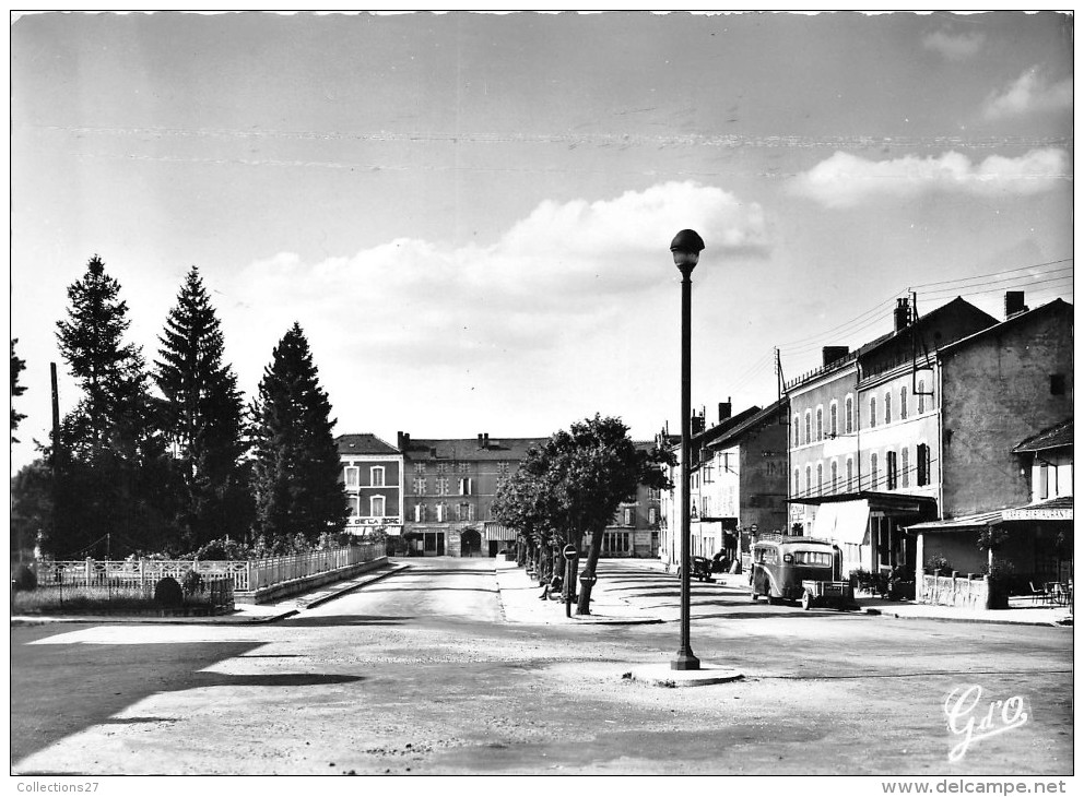 63-AMBERT- PLACE DE LA GARE ET LES HÖTELS - Ambert