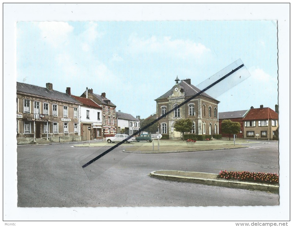 CPM   -   Hornoy  - Place De L'Hôtel De Ville - Hornoy Le Bourg