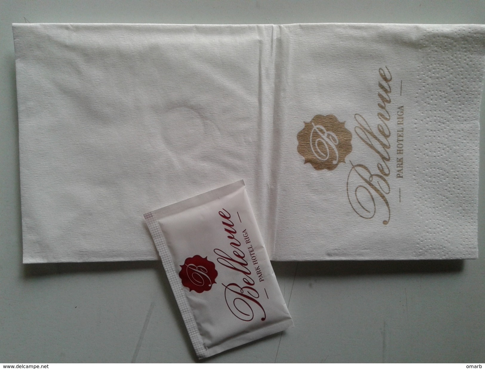 Zuc031 Merchandising Bustina Zucchero Azucar Sucre Sugar Tovagliolo Napkin Bellevue Park Hotel Riga Lettonia - Sugars