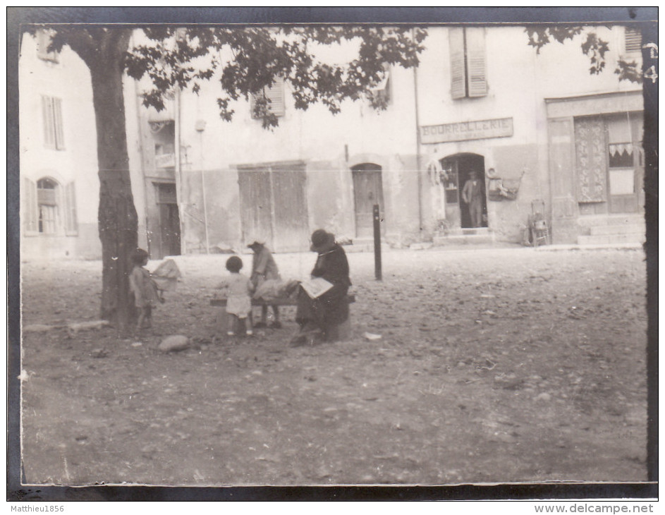 Photo Octobre 1931 CASTELLANE - Une Place, Une Bourrellerie, Bourrelier (A152) - Castellane