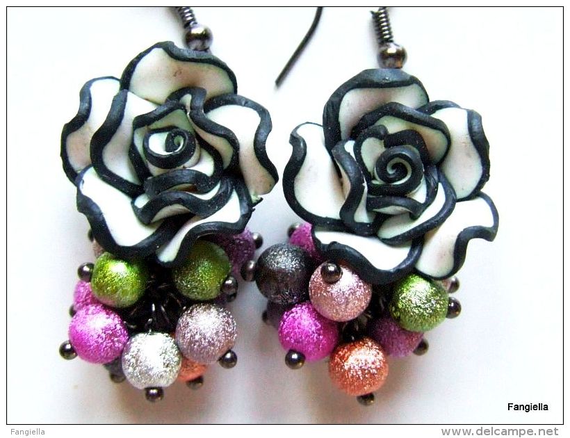 Boucles D'oreilles Fleurs Noir Blanc Polymère Artisanales Perles Multicolores Accessoires Noirs  A Porter En Toutes Sais - Earrings