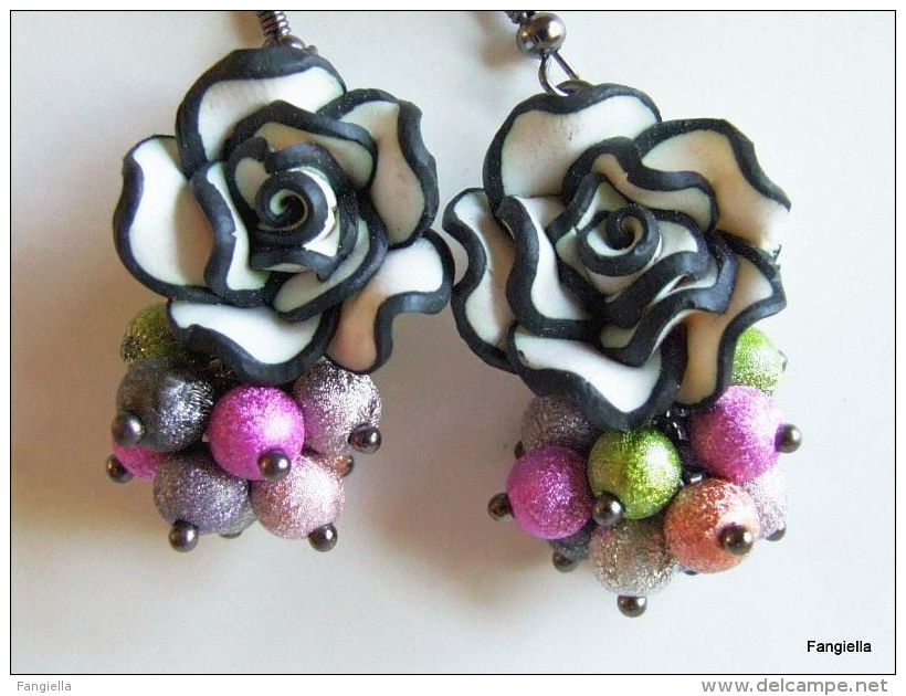 Boucles D'oreilles Fleurs Noir Blanc Polymère Artisanales Perles Multicolores Accessoires Noirs  A Porter En Toutes Sais - Earrings