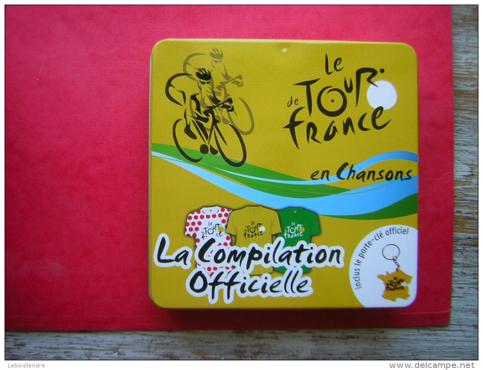 CD COFFRET EN FER DE 5 CD  LE TOUR DE FRANCE EN CHANSONS LA COMPILATION OFFICIELLE INCLUS LE PORTE CLE OFFICIEL