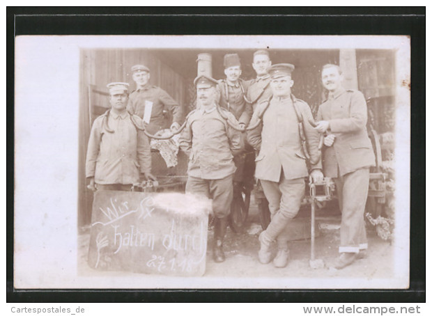 Foto-AK Wir Halten Durch, 27.1.18, Feldgraue Posieren Mit Wurst - Guerre 1914-18