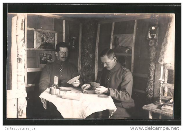 Photo-CPA Leutnant Et Kamerad Bei Kartenspiel Im Quartier - Oorlog 1914-18