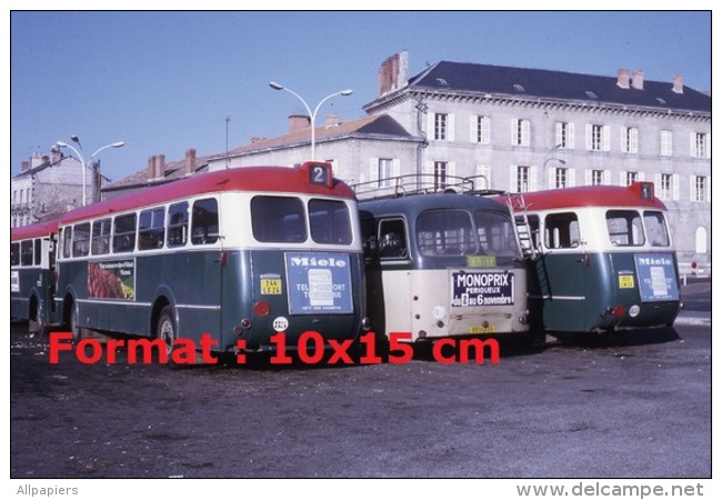 Photographie D'anciens Bus Avec à L'arrière Une Publicité Miele Ou Monoprix - Autres & Non Classés