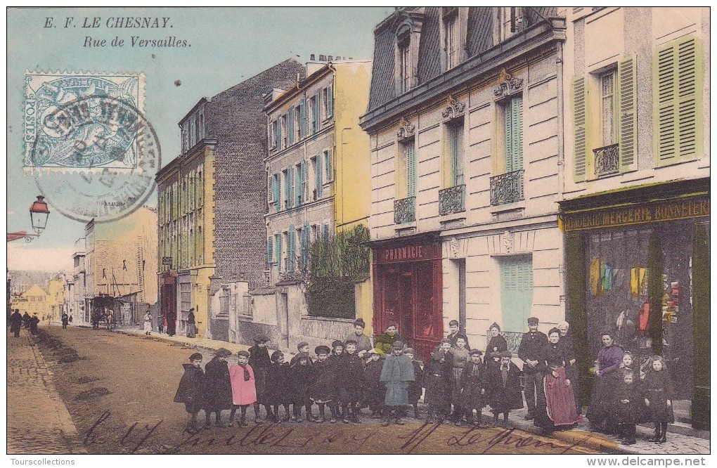 CPA 78 @ LE CHESNAY @ Rue De Versailles En 1905 - Ecoliers Dans La Rue Devant La Bonneterie Et La Pharmacie - Le Chesnay