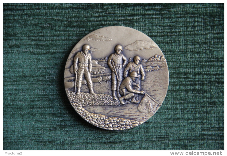 MEDAILLE De L'arrivée Sur La Rive Gauche Du Rhin De L'Armée Francaise, MILITARIA - MATINEAU SAUMUR .Série Limitée. - Autres & Non Classés