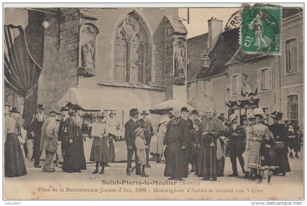 SAINT PIERRE LE MOUTIER (58) - FETE DE LA BIENHEUREUSE JEANNE D'ARC 1909 - MONSEIGNEUR D'AUTUN SE RENDANT AUX VEPRES - Saint Pierre Le Moutier