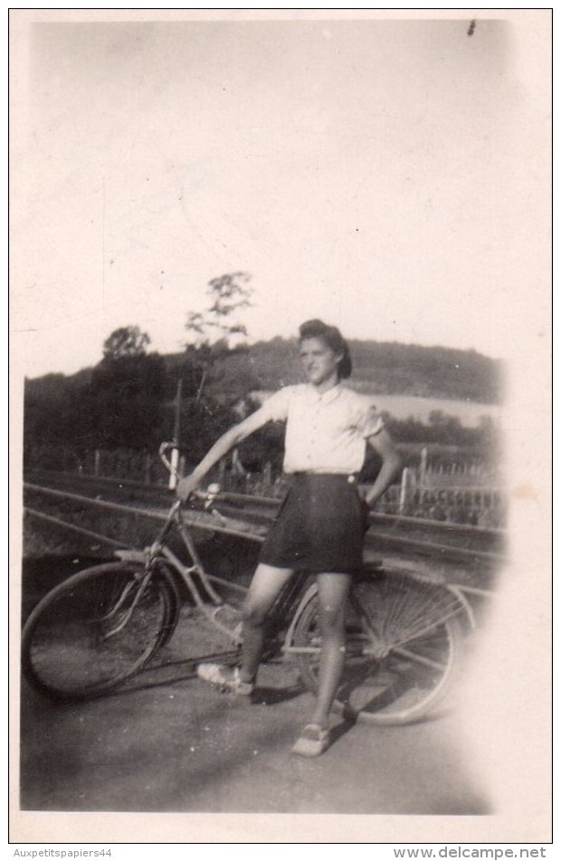 Photo Originale Vélo - Jeune Femme, Vélo Et Voie De Chemin De Fer En 1943 - Légende - Cyclisme