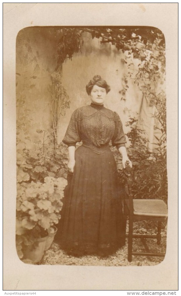 Carte Photo Originale Femme - Portrait - Belle Femme Dans Son Jardin - Mode 1900 - Robe Noire - Personnes Identifiées