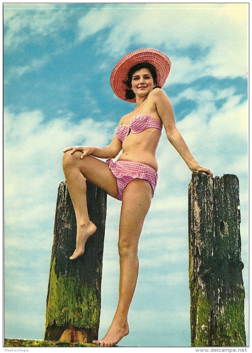 PIN-UP   Vintage  Ragazza Sul Pontile In Bikini Con Cappello Di Paglia - Pin-Ups