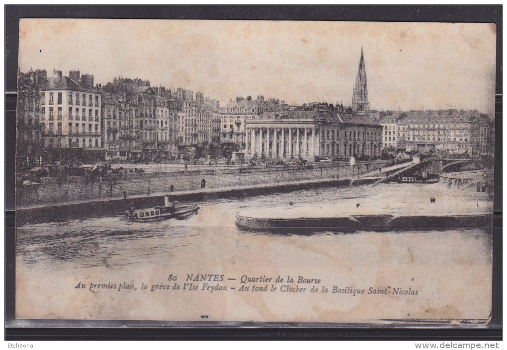 = Carte Postale Nantes Quartier De La Bourse 1er Plan La Grève De L'île Feydau Au Fond Clocher Basilique Saint Nicolas - Nantes