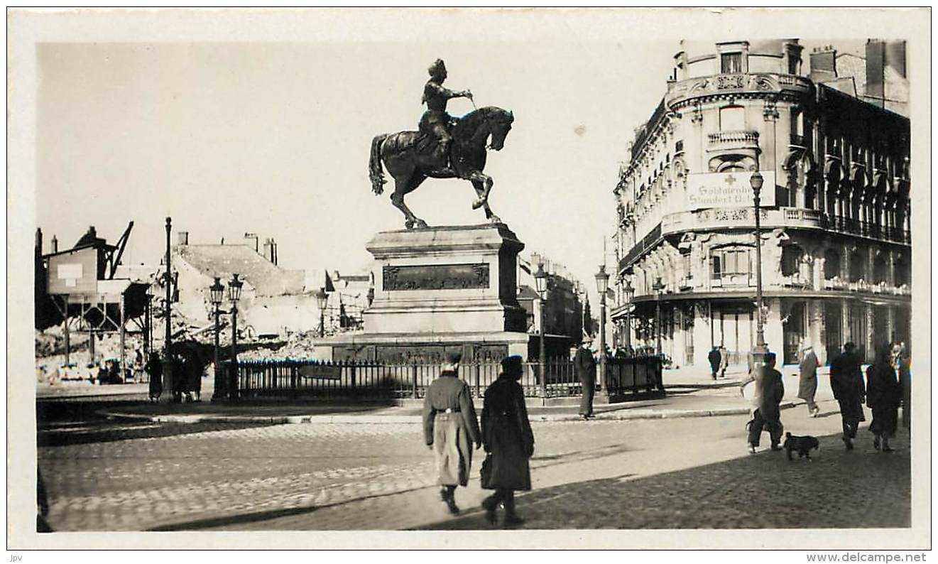 PHOTOS GUERRE 39 - 45 . ORLEANS SOUS LA BOTTE ALLEMANDE . JUIN 1940 A AOUT 1944 . PLACE DU MARTROI . - Guerre, Militaire