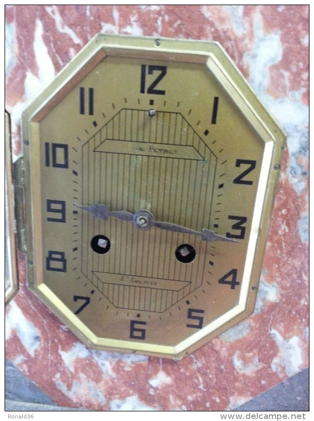 Pendule Marbre Art Déco Sujet Régule Signé , Colombes Enlacées Et Fleurs Horlogerie Modèle Peyrot St Sulpice - Clocks