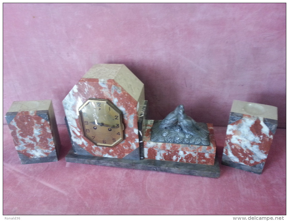 Pendule Marbre Art Déco Sujet Régule Signé , Colombes Enlacées Et Fleurs Horlogerie Modèle Peyrot St Sulpice - Clocks