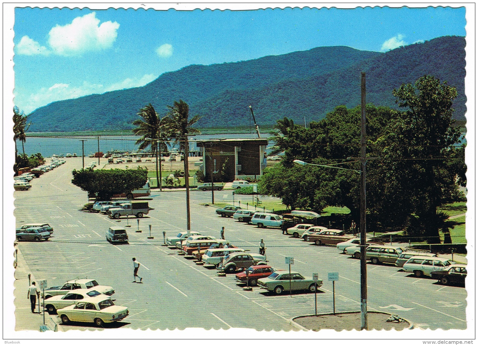 RB 1107 - Australia Postcard - Cairns North Queensland - Cars Inc Volkswagen Beetle - Cairns