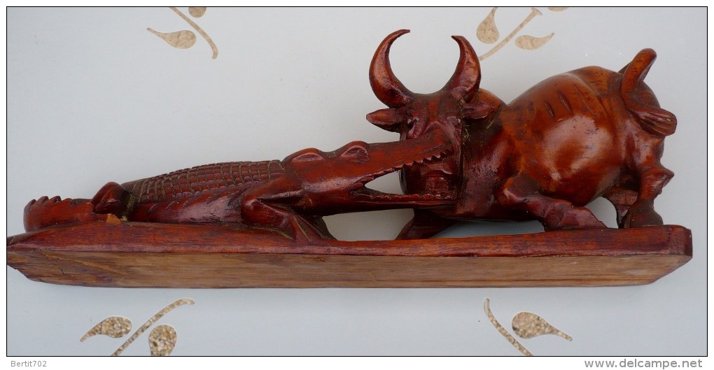 SUPERBE BOIS DUR  SCULPTE ANIMALIER -  CROCODILE ATTAQUANT BUFLE - Bois