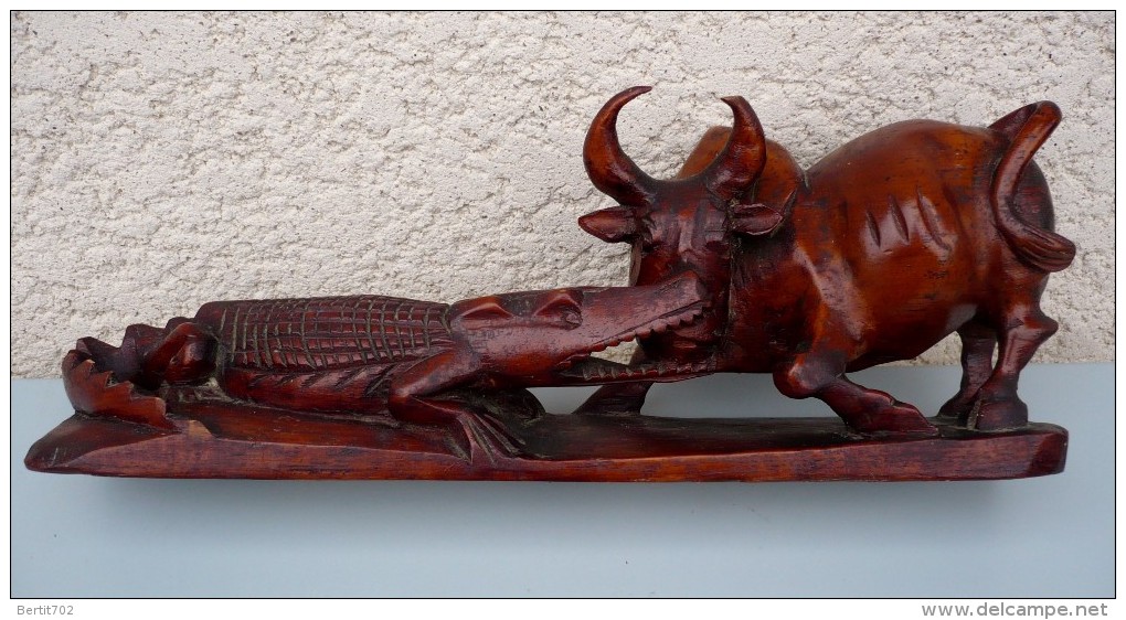 SUPERBE BOIS DUR  SCULPTE ANIMALIER -  CROCODILE ATTAQUANT BUFLE - Wood