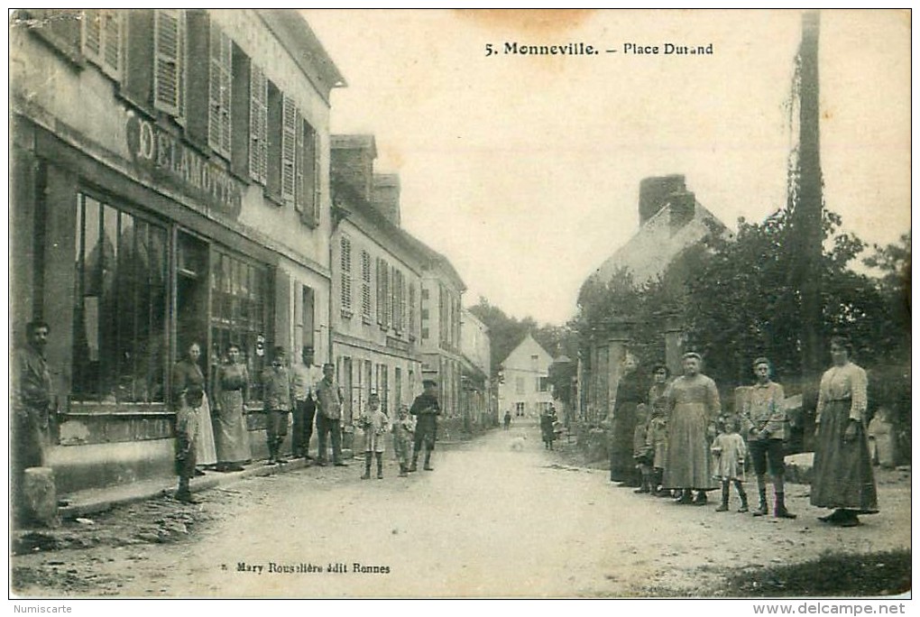 Cpa MONNEVILLE 60 Place Durand - Animée - Chaussures Mercerie DELAMOTTE, Rue De La Poste - Autres & Non Classés