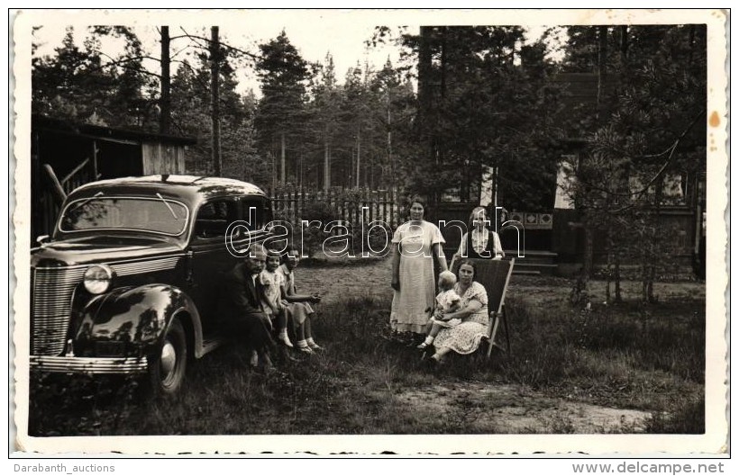 * T1/T2 1937 Incukalns, Family Photo With Old Automobile - Unclassified